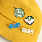 Alfileres de dibujos animados de un lindo ganso blanco grande